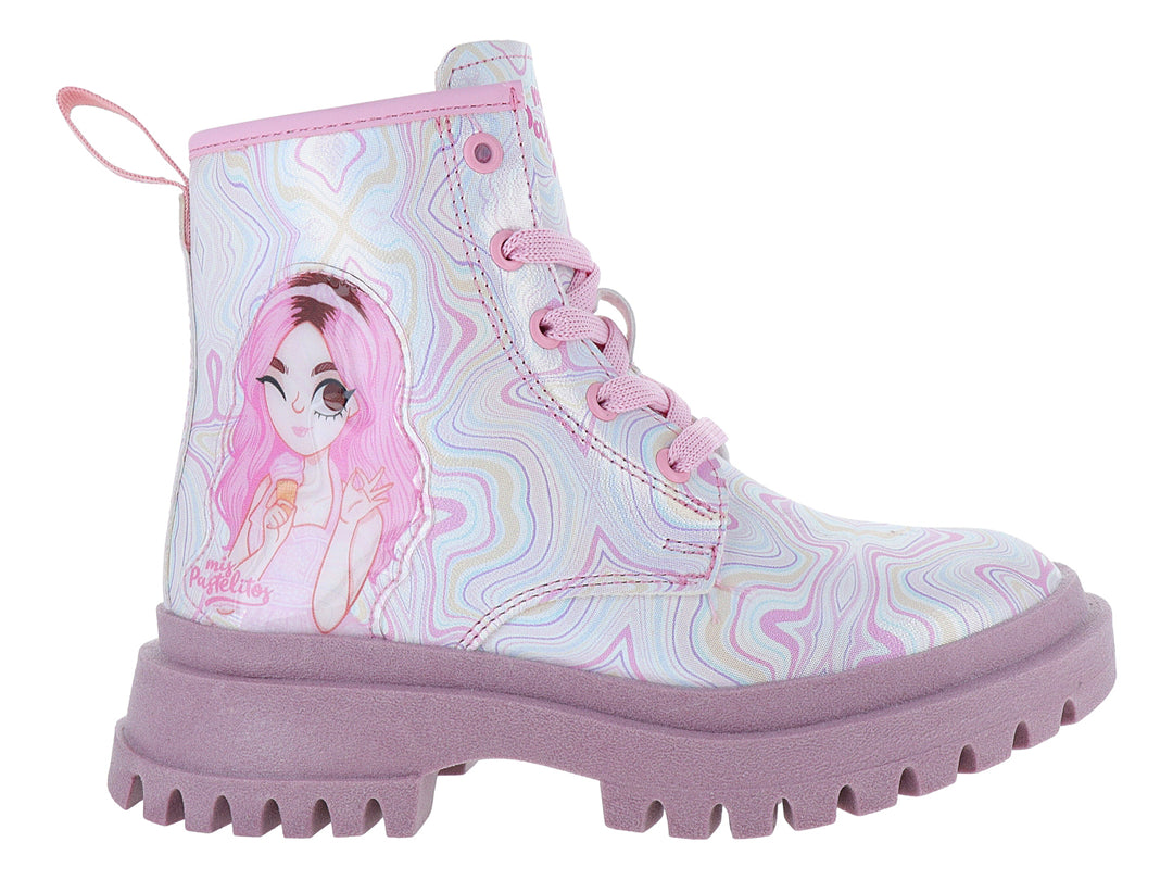 Bota multicolor con estampado de personaje y suela gruesa morada.