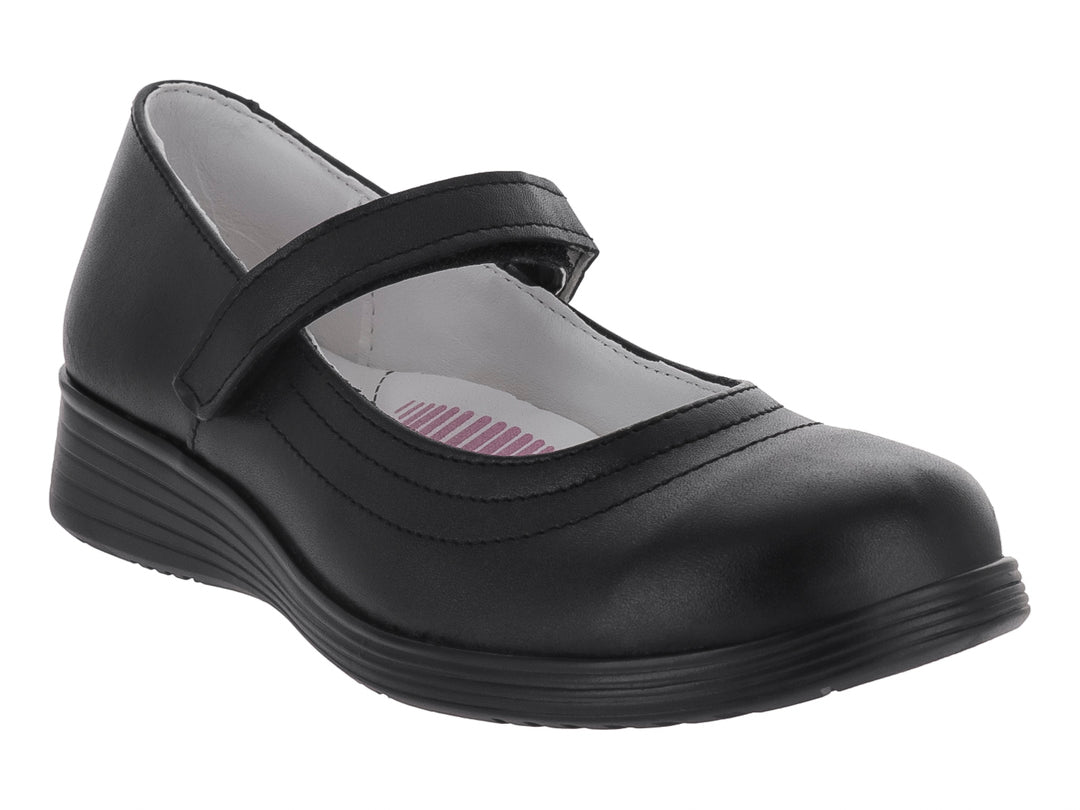 Zapato escolar tipo Mary Jane color negro con correa ajustable y suela plana.