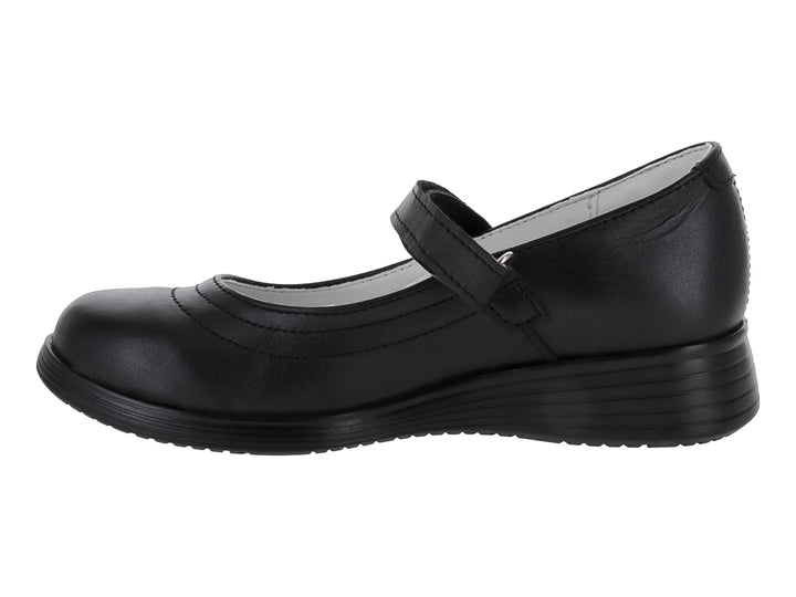 Zapato escolar tipo Mary Jane color negro con correa ajustable y suela plana.