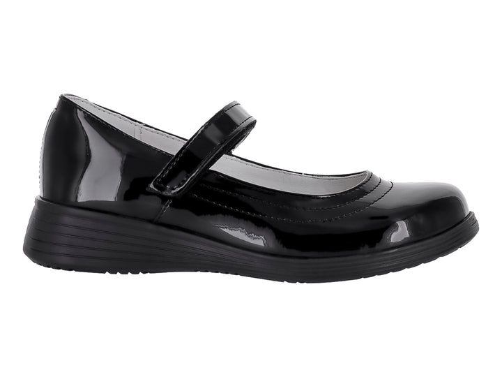 Zapato infantil de charol negro con correa y suela plana.