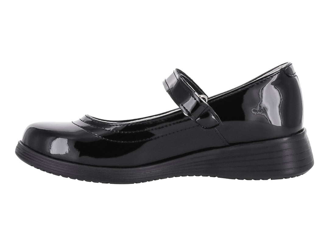 Zapato infantil de charol negro con correa y suela plana.