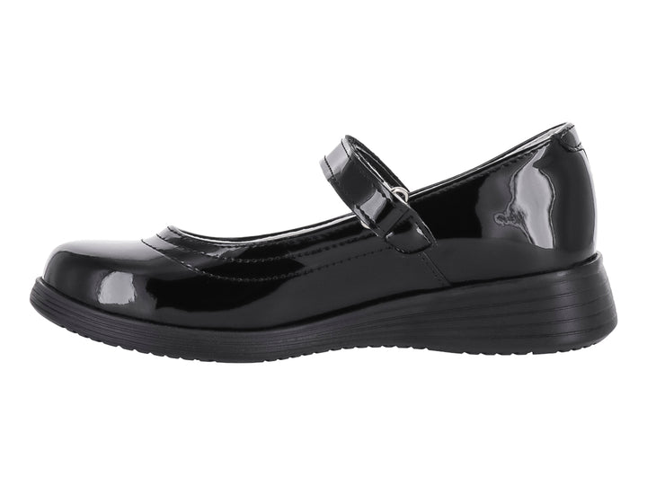 Zapato infantil de charol negro con correa y suela plana.