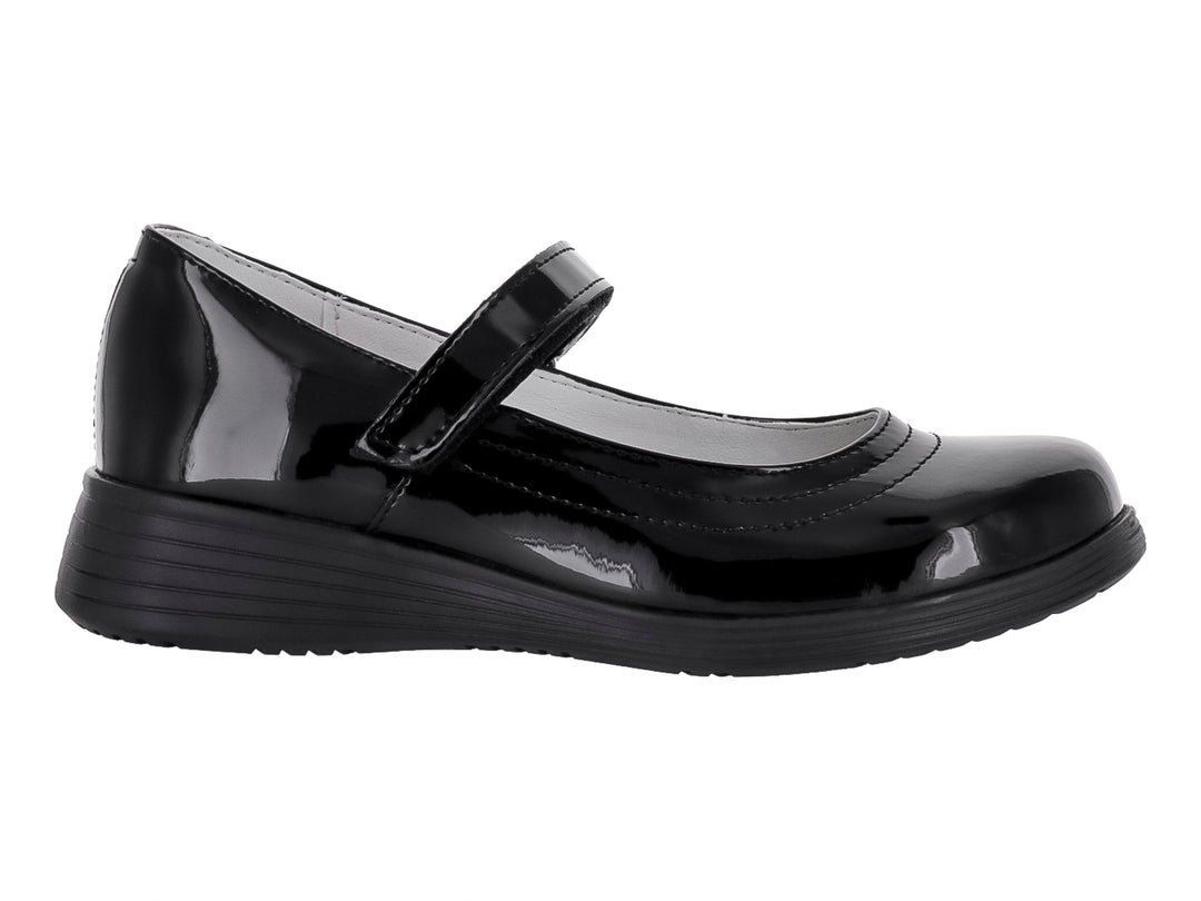 Zapato infantil de charol negro brillante con correa ajustable y suela negra.