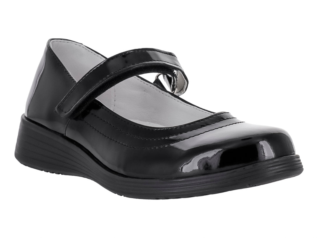 Zapato infantil de charol negro brillante con correa ajustable y suela negra.