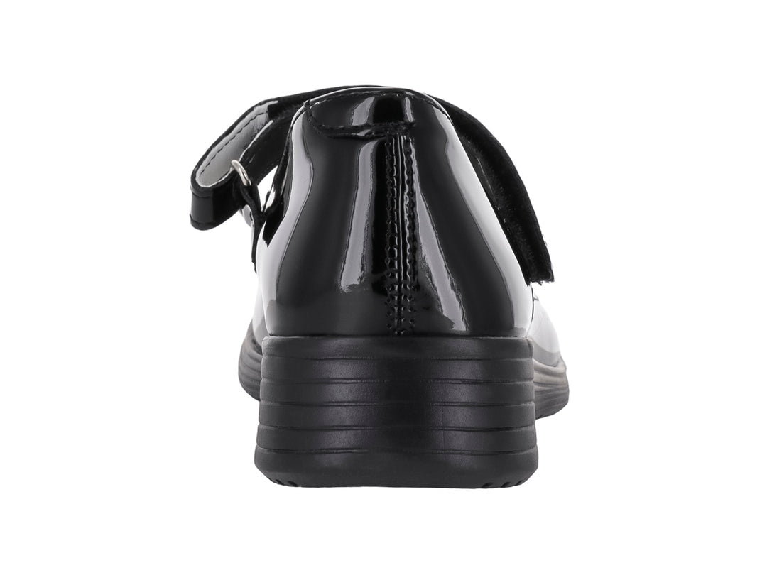 Zapato infantil de charol negro brillante con correa ajustable y suela negra.