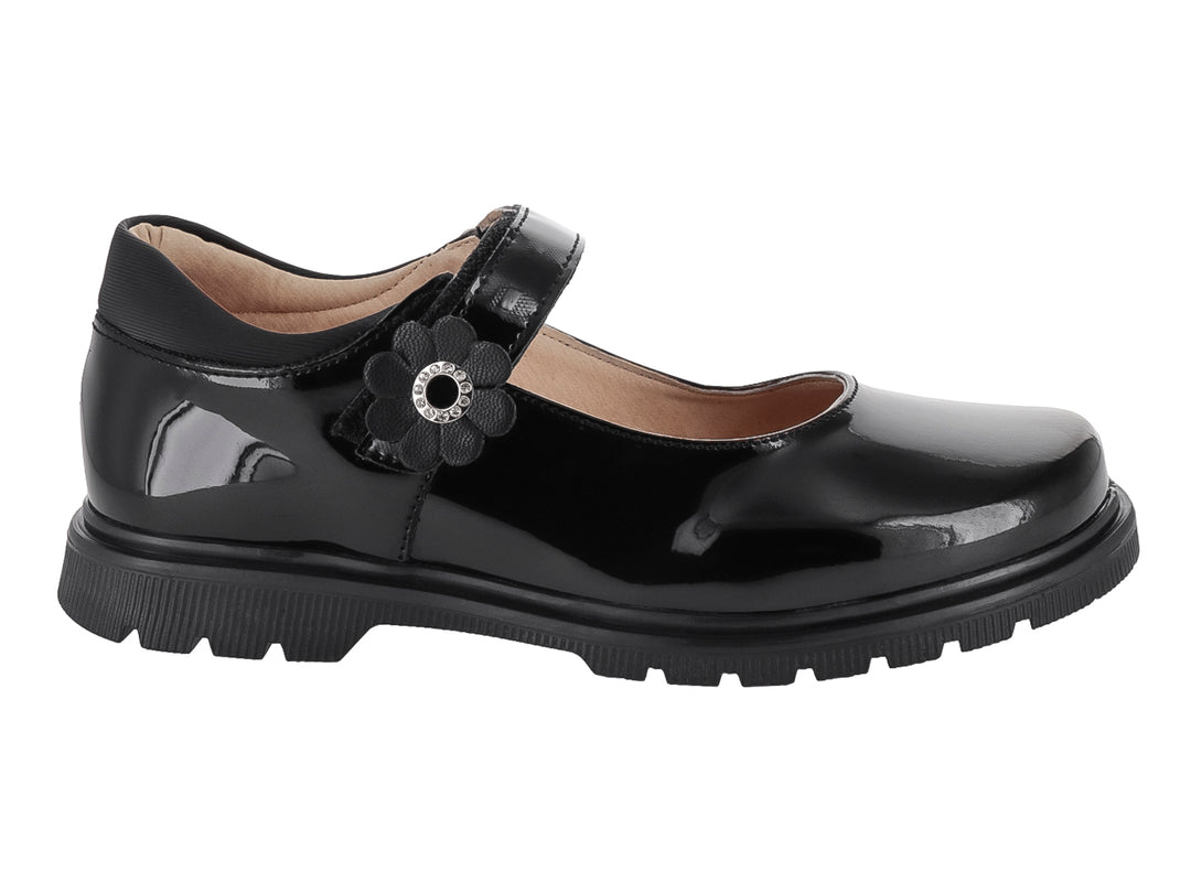 Zapato infantil de charol negro con correa y detalle de flor en el empeine.