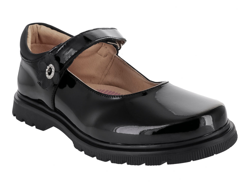Zapato infantil de charol negro con correa y detalle de flor en el empeine.