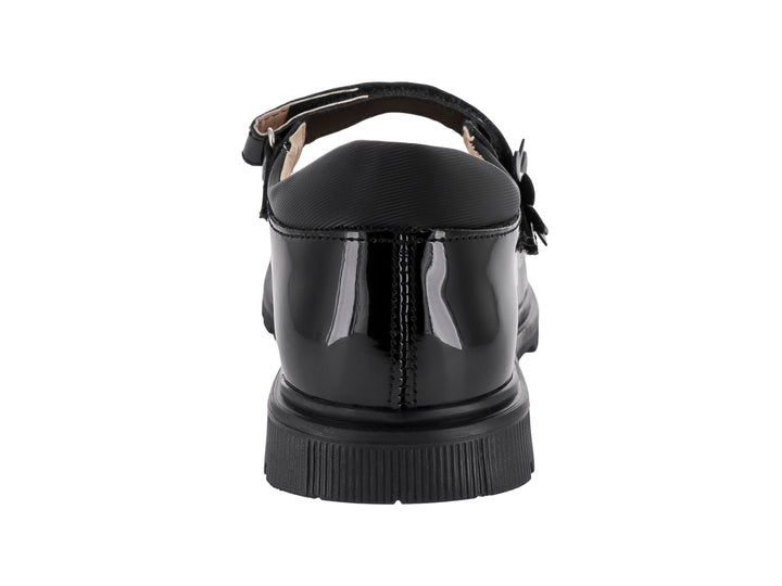 Zapato infantil de charol negro con correa y detalle de flor en el empeine.