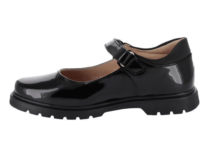 Zapato infantil de charol negro con correa y detalle de flor en el empeine.