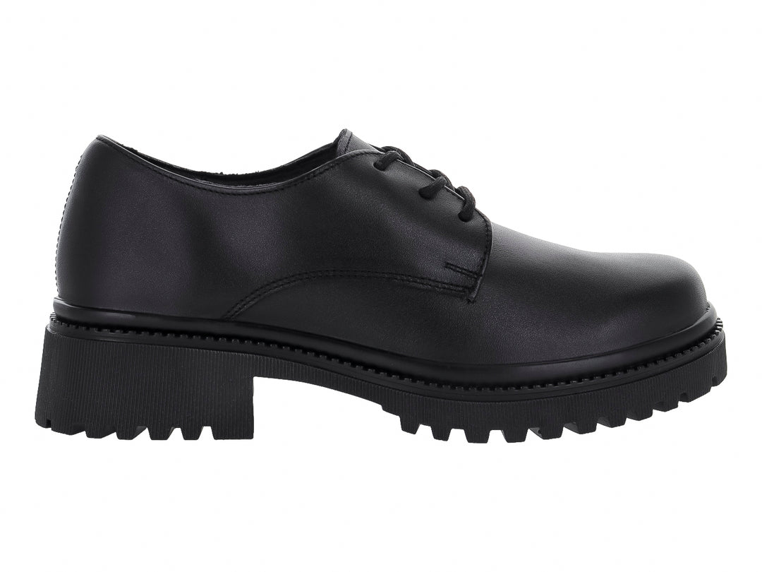 Zapato infantil color negro con agujetas y suela track gruesa y dentada.