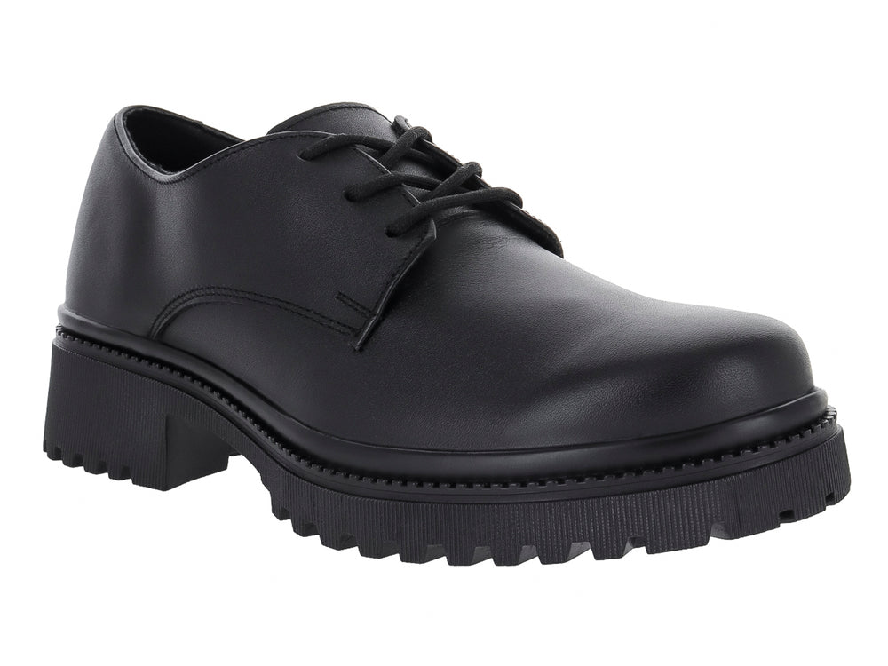 Zapato infantil color negro con agujetas y suela track gruesa y dentada.