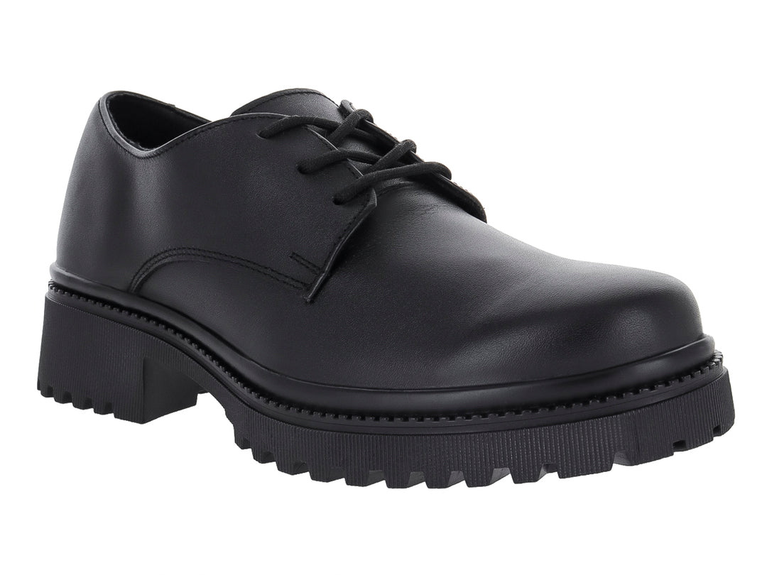 Zapato infantil color negro con agujetas y suela track gruesa y dentada.