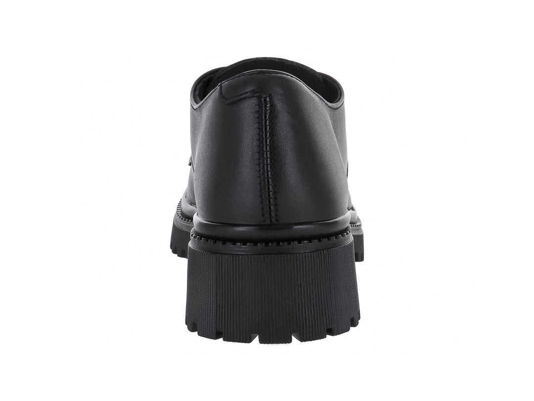 Zapato infantil color negro con agujetas y suela track gruesa y dentada.