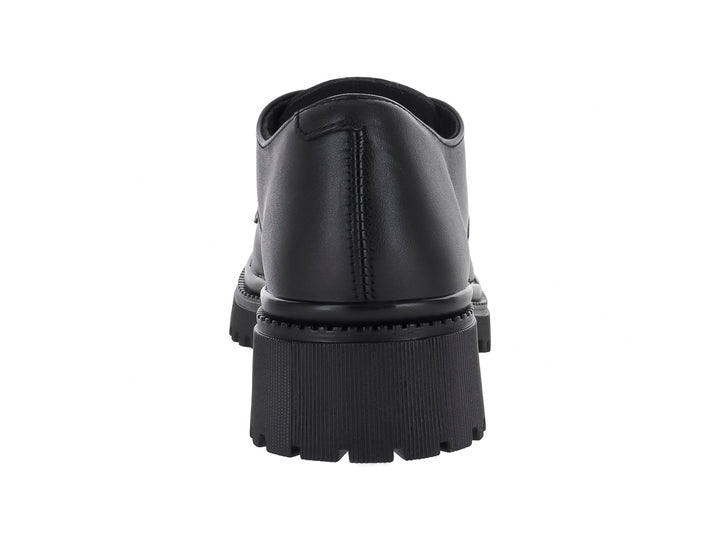 Zapato infantil color negro con agujetas y suela track gruesa y dentada.