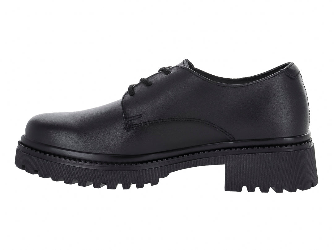 Zapato infantil color negro con agujetas y suela track gruesa y dentada.