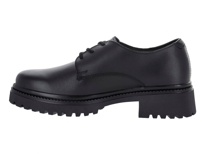 Zapato infantil color negro con agujetas y suela track gruesa y dentada.