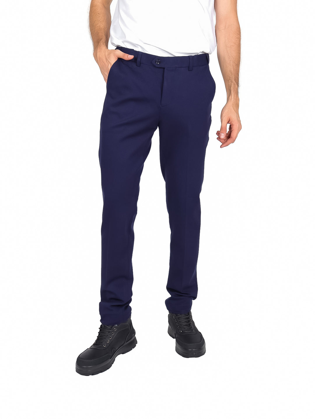 Hombre vistiendo un pantalón de vestir color azul navy con corte recto y zapatos negros sobre fondo blanco.