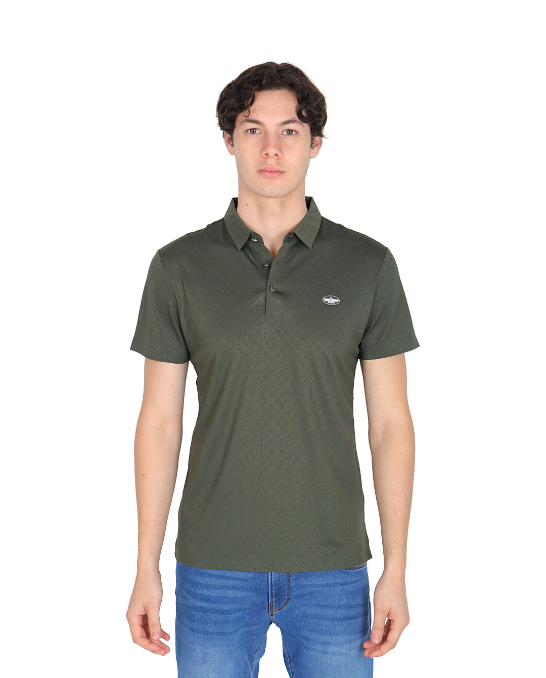 Hombre vistiendo playera polo color olivo con textura geométrica y manga corta.