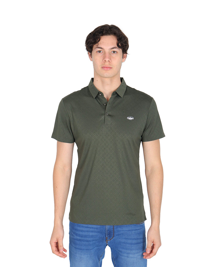 Hombre vistiendo playera polo color olivo con textura geométrica y manga corta.