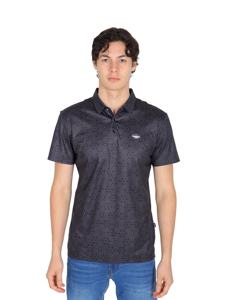 Hombre vistiendo una playera polo de color negro y gris oscuro con un patrón discreto.