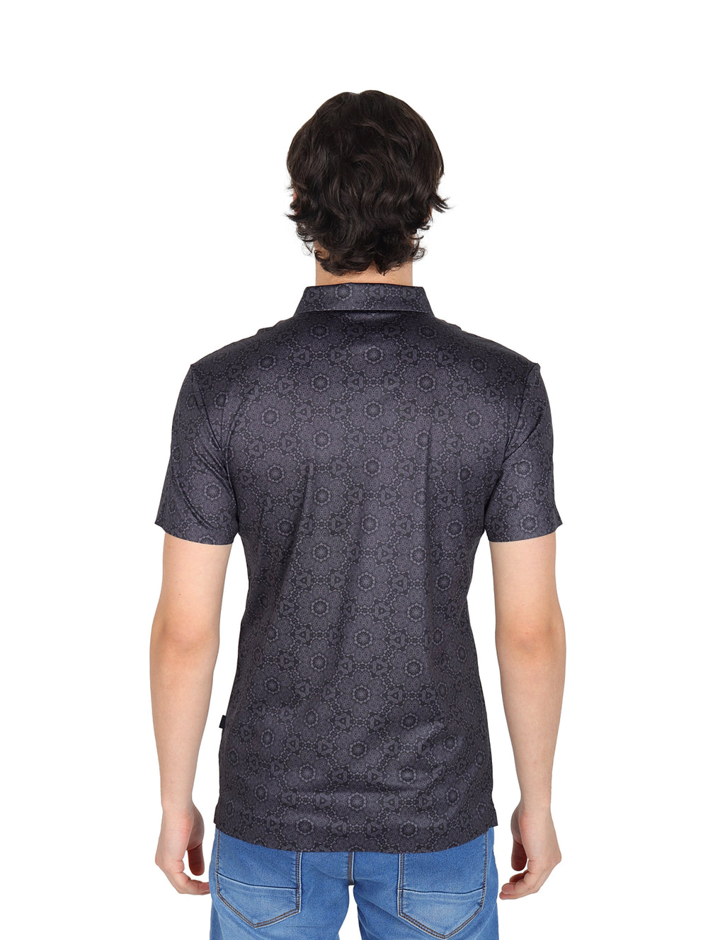 Hombre vistiendo una playera polo de color negro y gris oscuro con un patrón discreto.