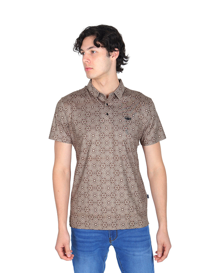 Hombre vistiendo playera polo de manga corta con estampado en colores marrón y crema.