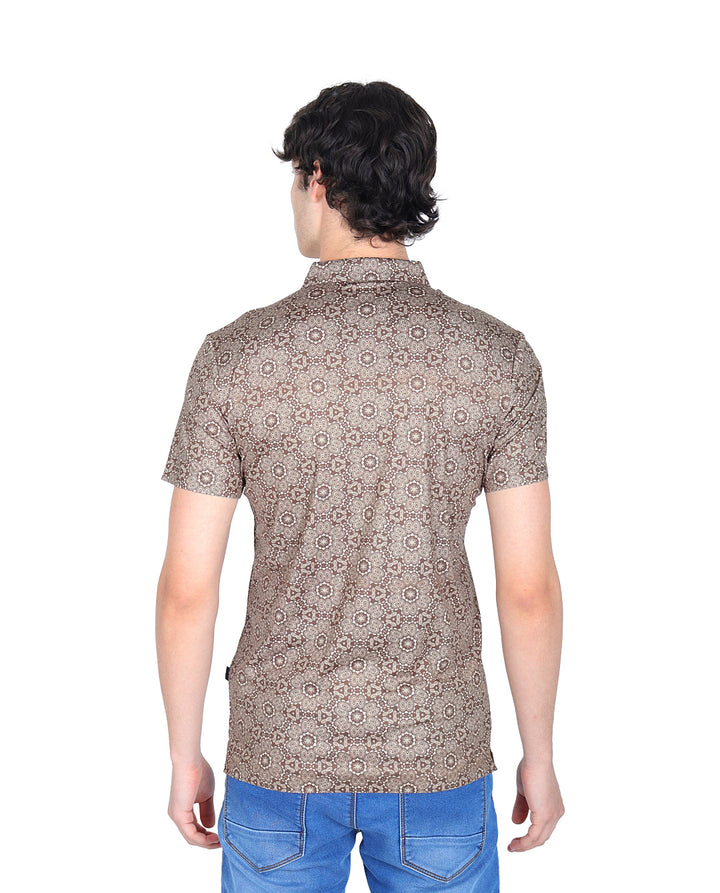Hombre vistiendo playera polo de manga corta con estampado en colores marrón y crema.