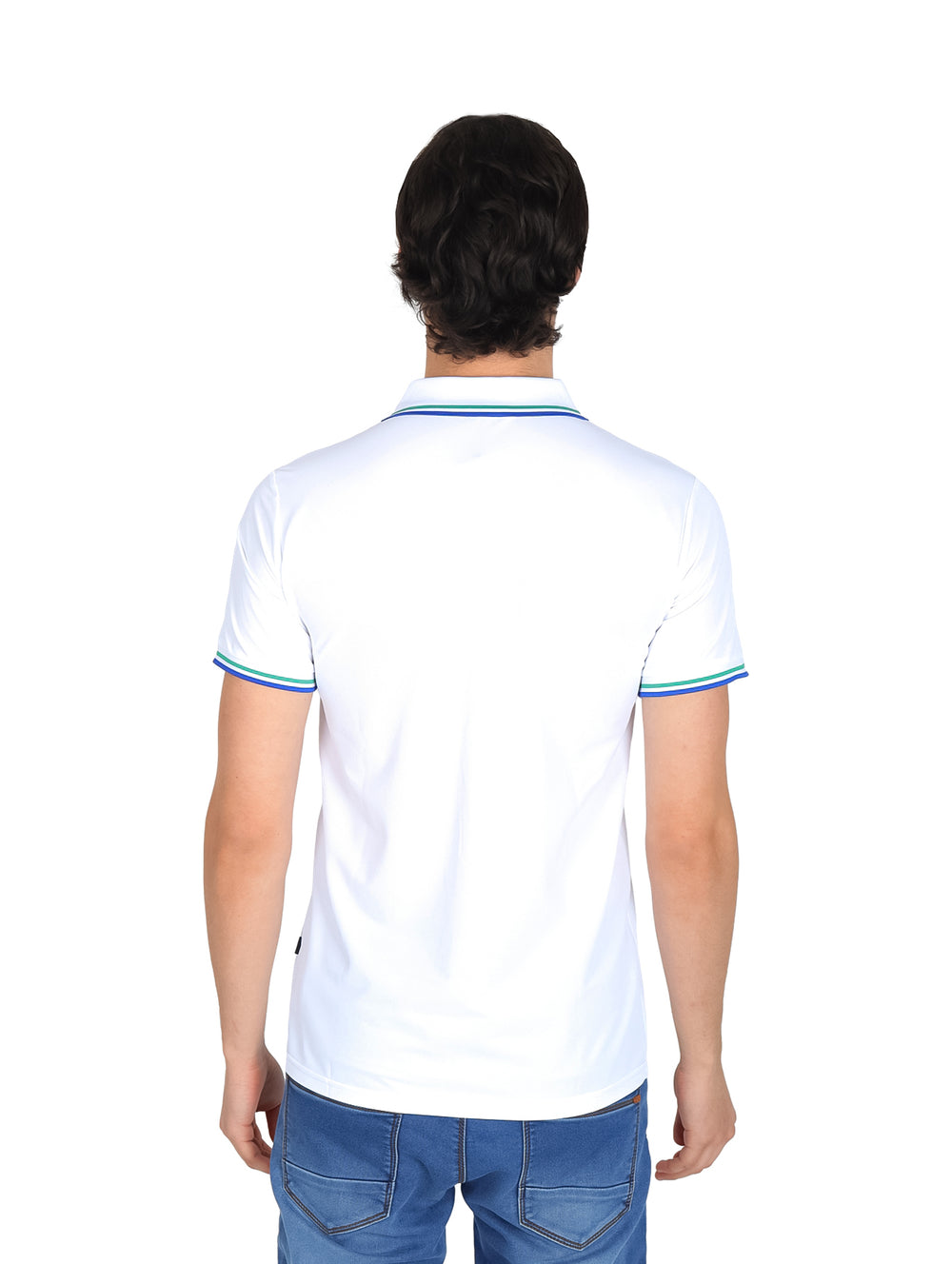 Hombre vistiendo una playera polo blanca con detalles azules y verdes en el cuello y mangas.