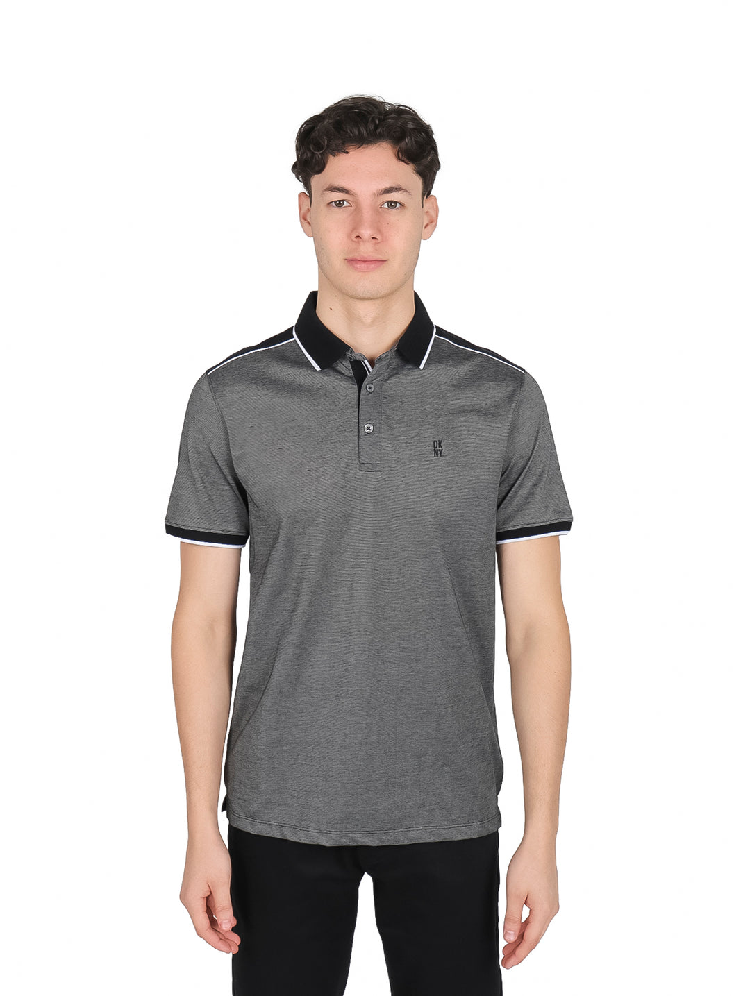 Hombre vistiendo playera polo gris DKNY con detalles negros en cuello y mangas.
