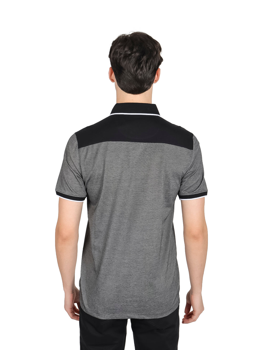 Hombre vistiendo playera polo gris DKNY con detalles negros en cuello y mangas.
