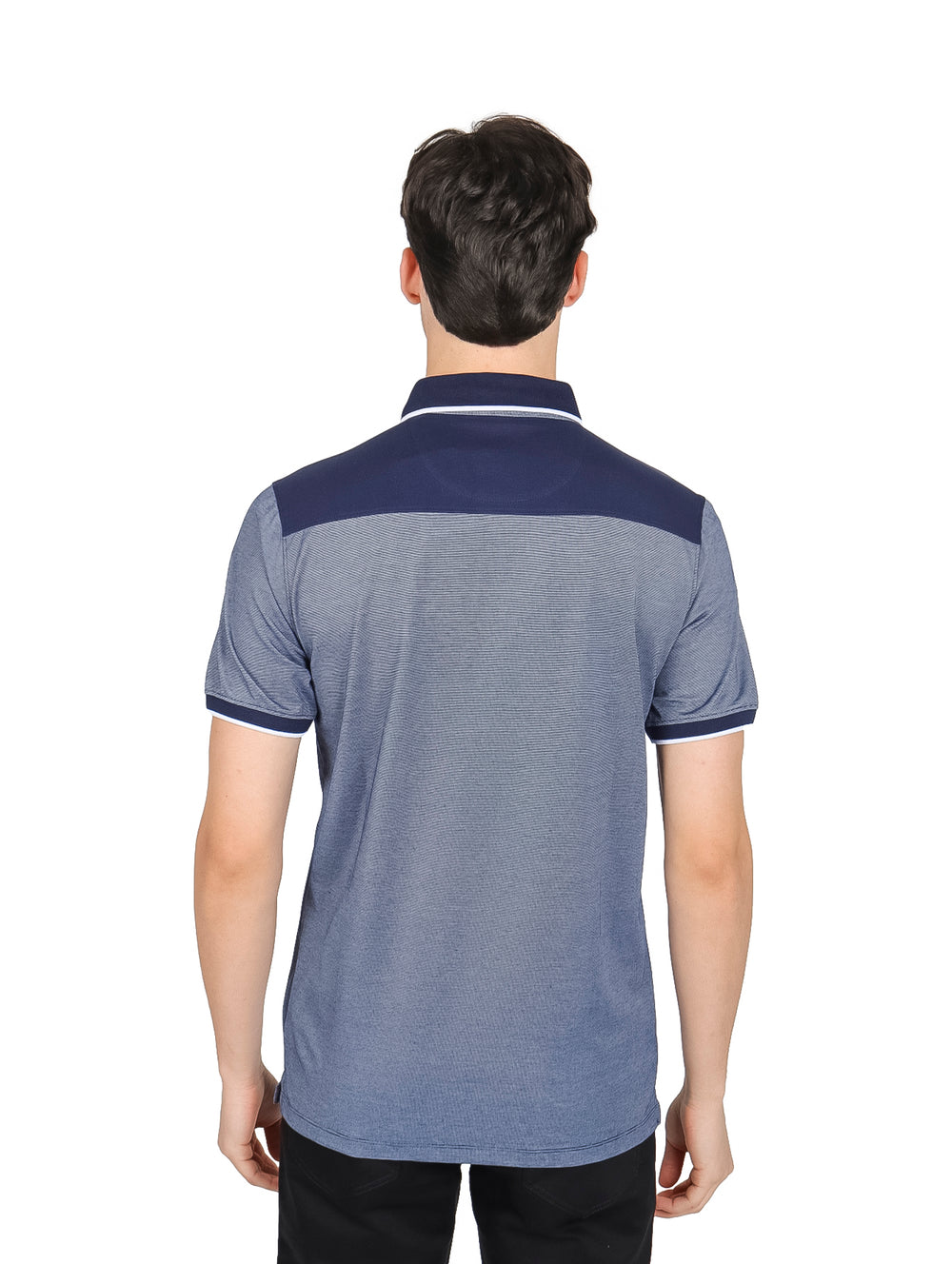 Hombre vistiendo polo DKNY color azul marino con detalles blancos en cuello y mangas.
