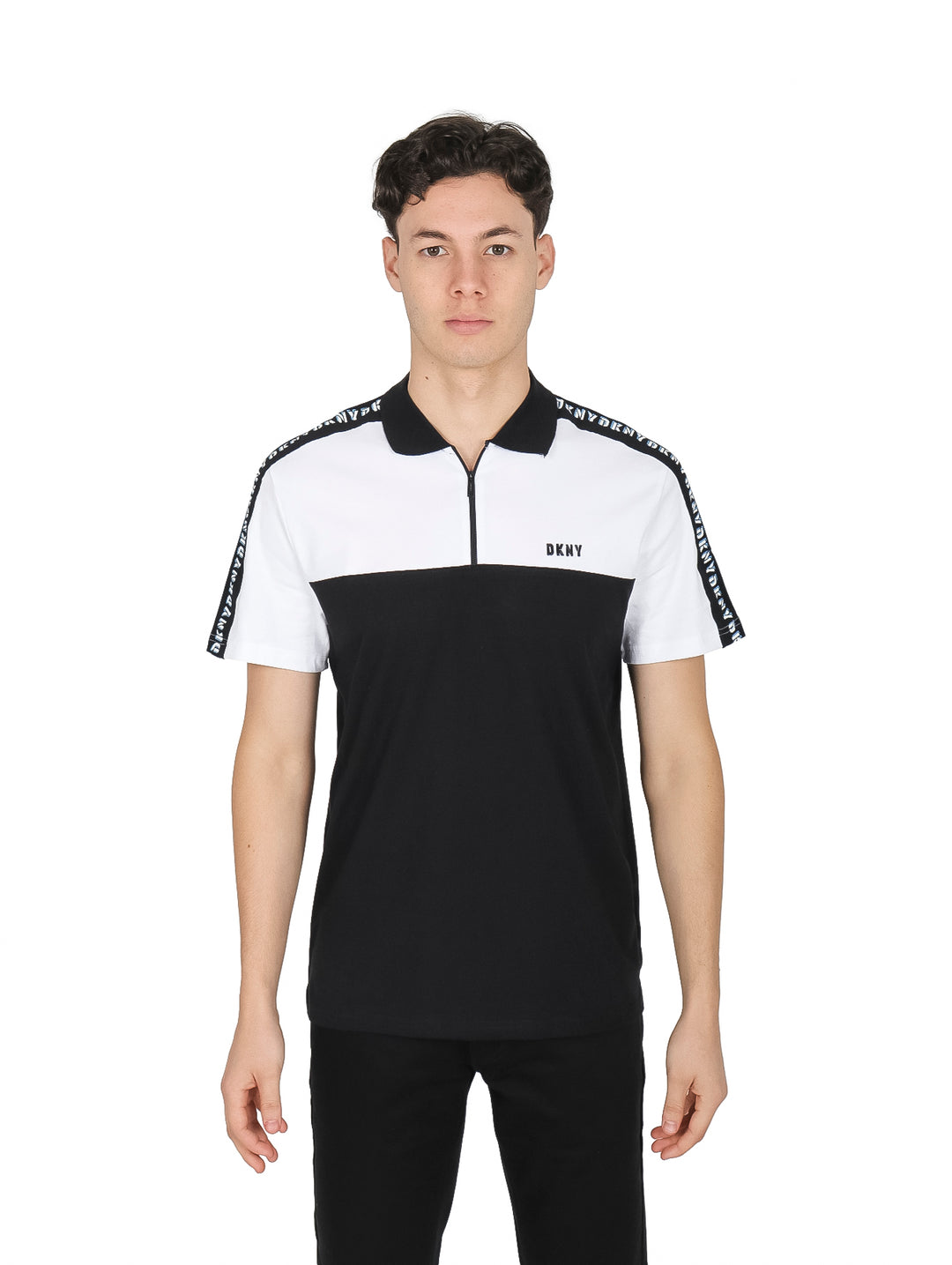 Hombre vistiendo polo DKNY bicolor en blanco y negro con cuello y manga corta.