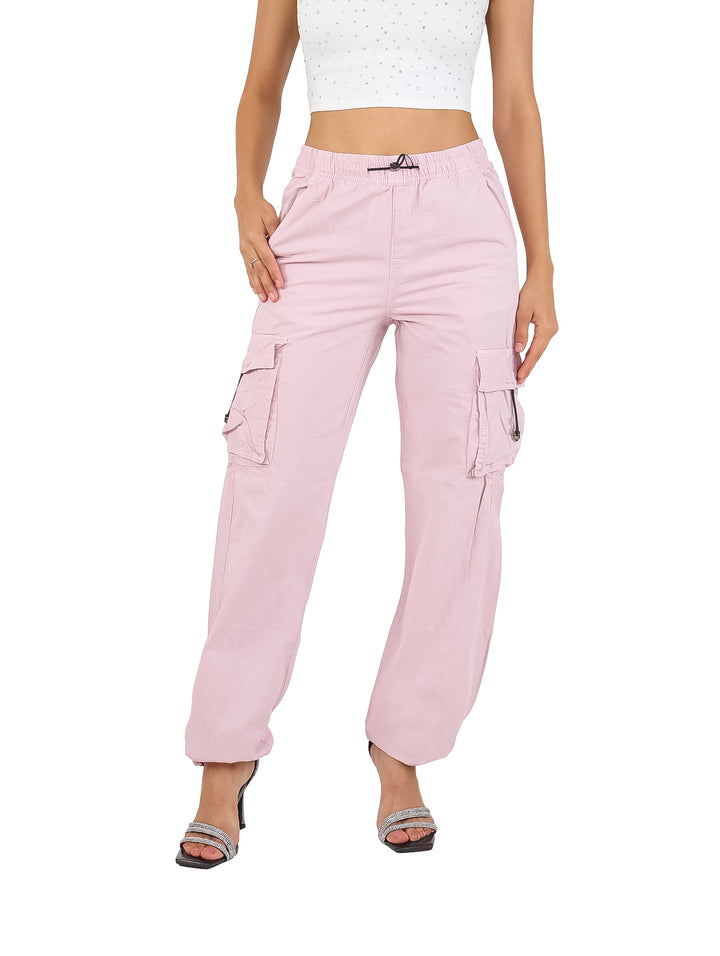 Pantalones jogger color rosa con bolsillos laterales tipo cargo y cintura elástica.