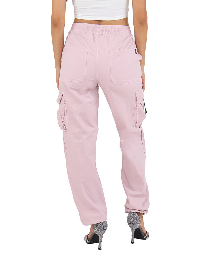 Pantalones jogger color rosa con bolsillos laterales tipo cargo y cintura elástica.