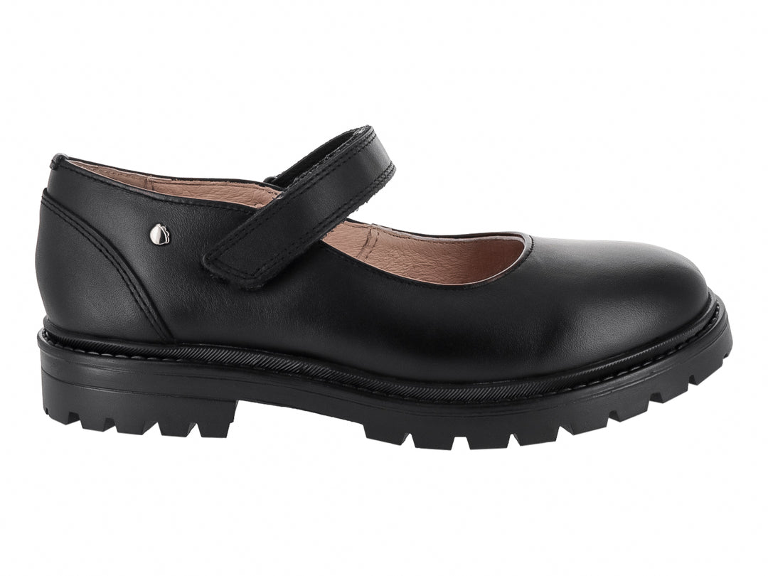 Zapato escolar negro de piel tipo Mary Jane con correa y suela gruesa dentada para niños.