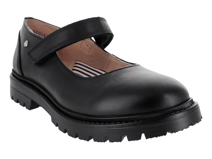Zapato escolar negro de piel tipo Mary Jane con correa y suela gruesa dentada para niños.