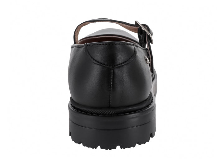 Zapato escolar negro estilo Mary Jane con suela track y correa con hebilla.
