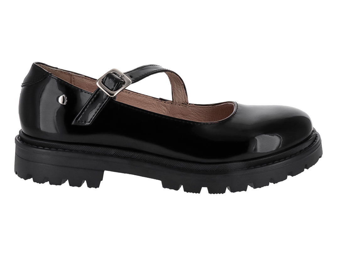 Zapato infantil tipo Mary Jane de charol negro con suela track gruesa y hebilla plateada.