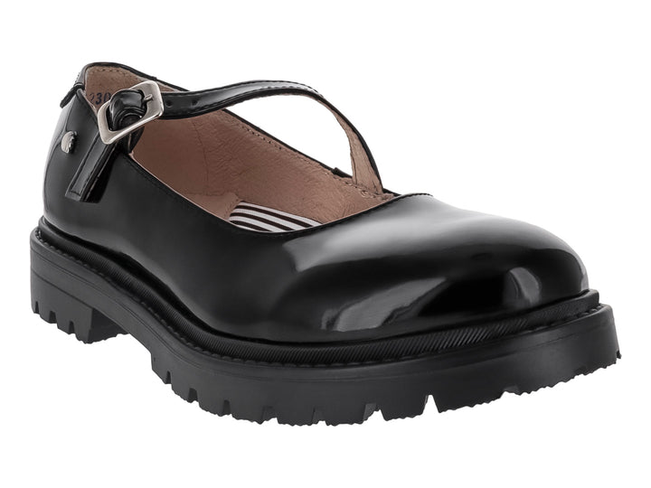 Zapato infantil de charol negro con correa, hebilla plateada y suela track gruesa.
