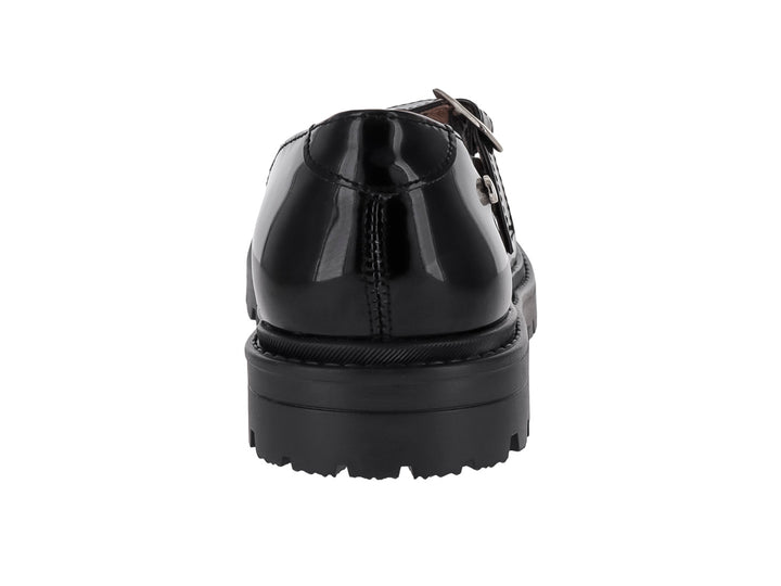 Zapato infantil de charol negro con correa, hebilla plateada y suela track gruesa.