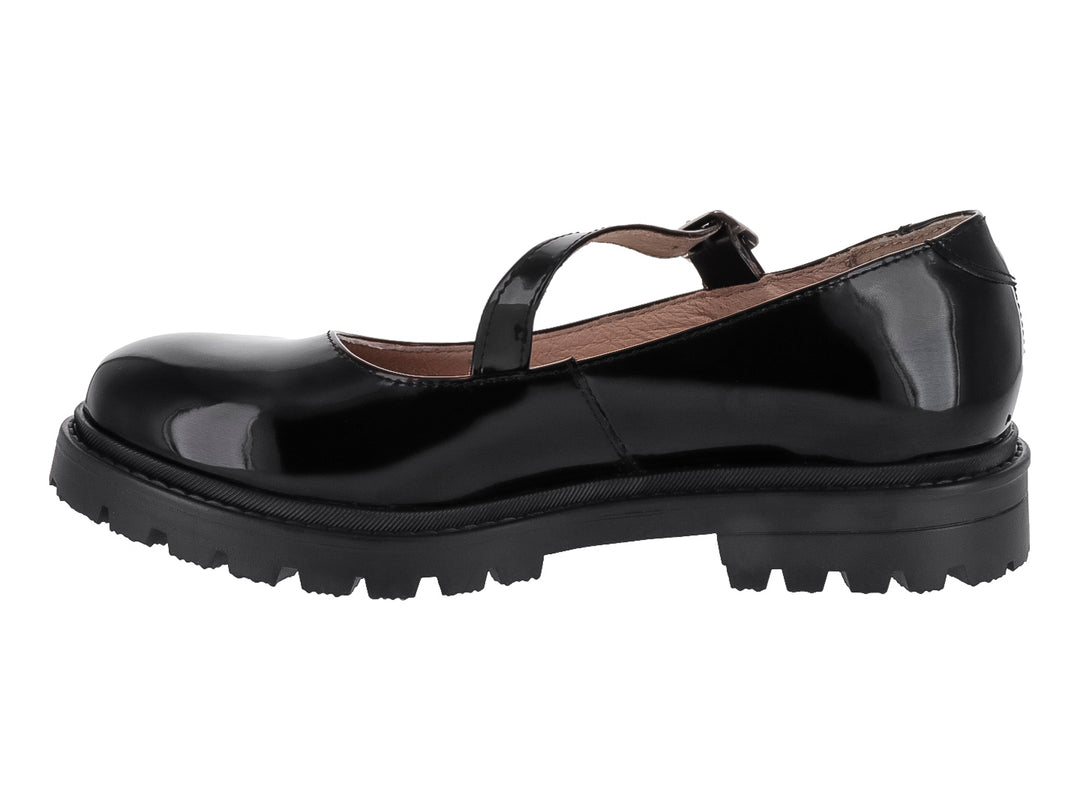 Zapato infantil de charol negro con correa, hebilla plateada y suela track gruesa.