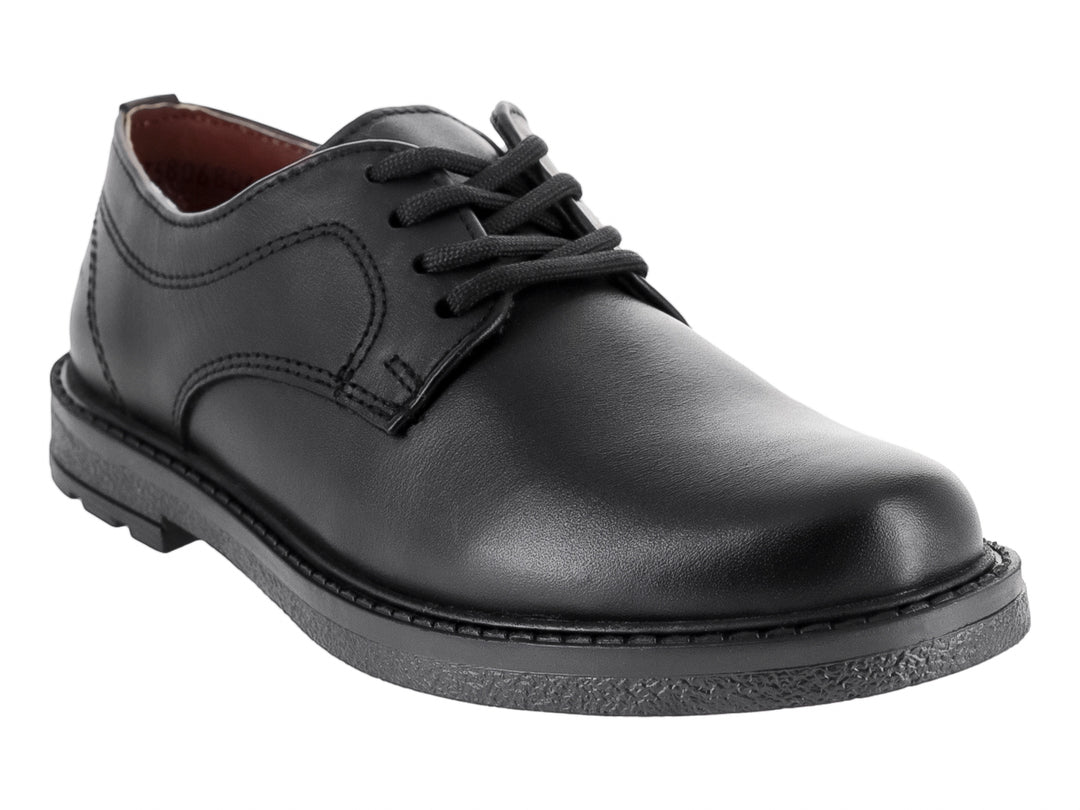Zapato escolar negro de piel marca Elefante con agujetas y suela resistente para niño.