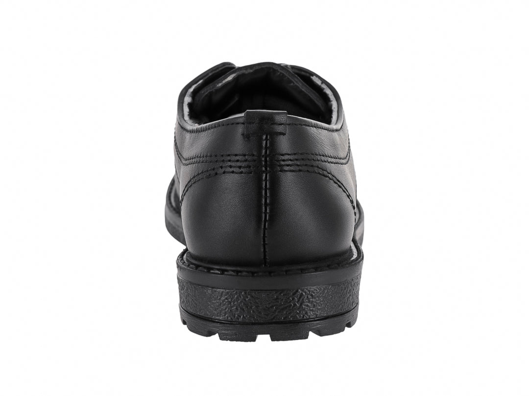 Zapato escolar negro de piel marca Elefante con agujetas y suela resistente para niño.