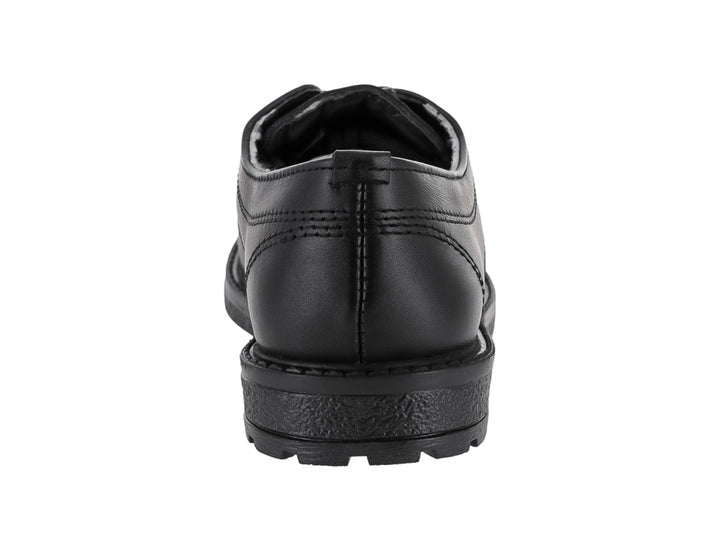 Zapato escolar negro de piel marca Elefante con agujetas y suela resistente para niño.