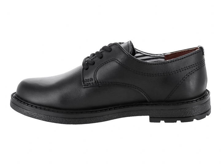 Zapato escolar negro de piel marca Elefante con agujetas y suela resistente para niño.