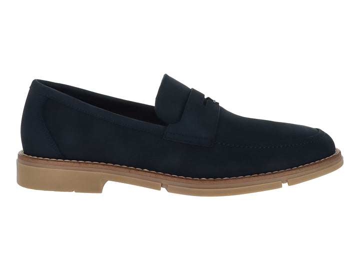 Zapato mocasín color azul marino con suela color café claro.