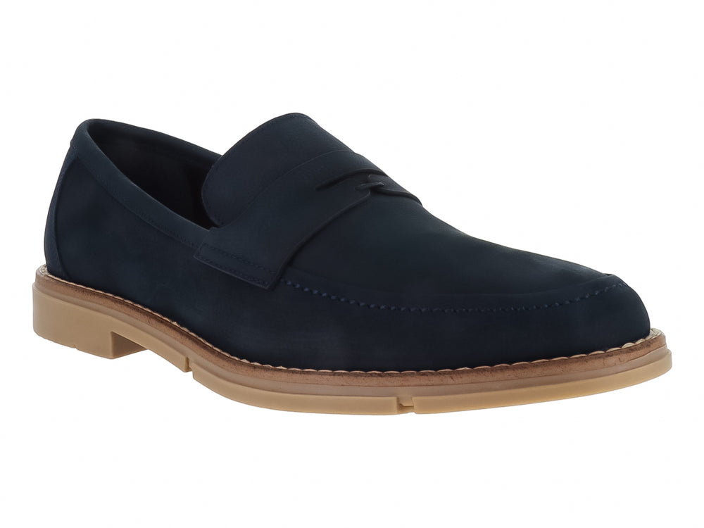 Zapato mocasín color azul marino con suela color café claro.