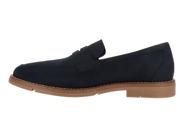 Zapato mocasín color azul marino con suela color café claro.