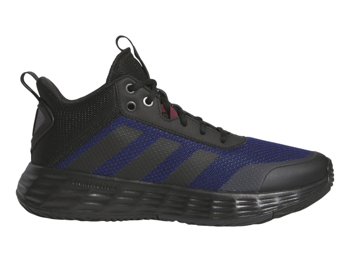 Tenis deportivos Adidas OwnTheGame 2.0 en color negro con detalles en azul y suela negra.