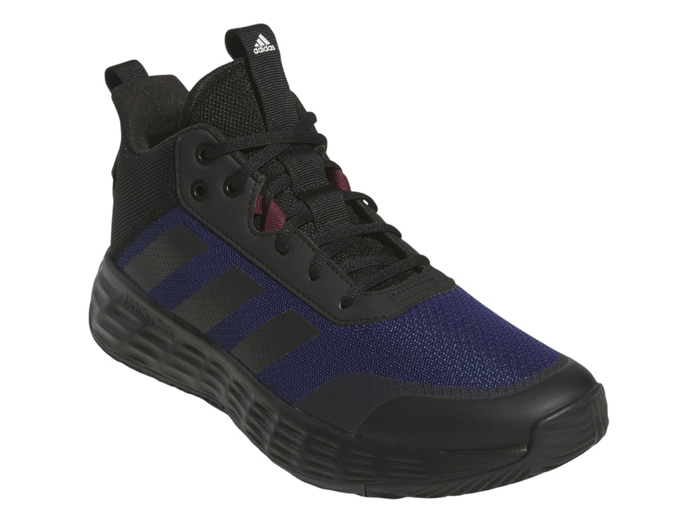 Tenis deportivos Adidas OwnTheGame 2.0 en color negro con detalles en azul y suela negra.